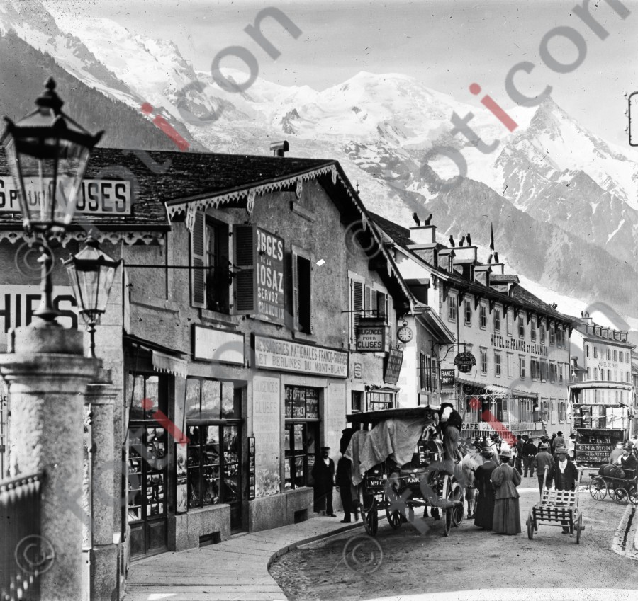 Chamonix. Hauptstrasse ; Chamonix. Main road - Foto simon-73-014-sw.jpg | foticon.de - Bilddatenbank für Motive aus Geschichte und Kultur